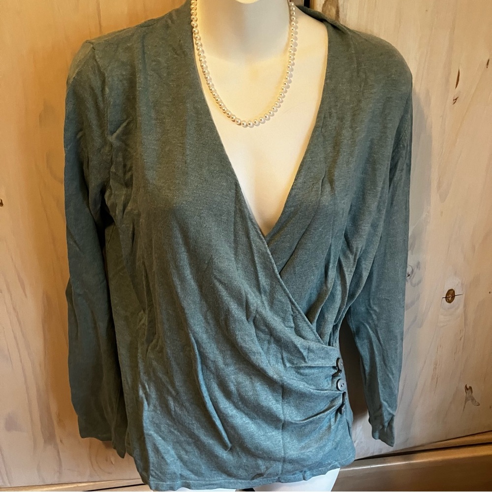 212 Collection flattering sweater NWOT